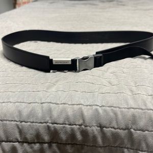 Represent clo black leather belt